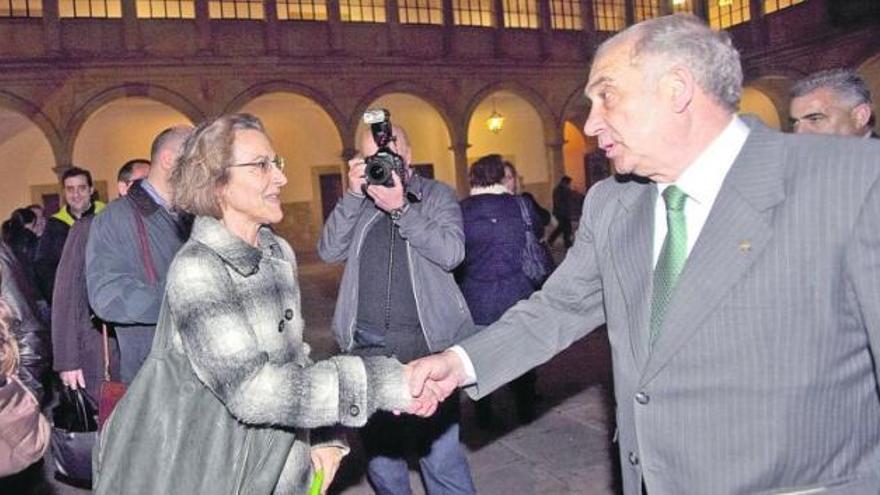 Vicente Gotor y Paz Andrés se estrechan la mano en el edificio histórico de la Universidad ayer, tras conocer el resultado de las elecciones.| miki lópez