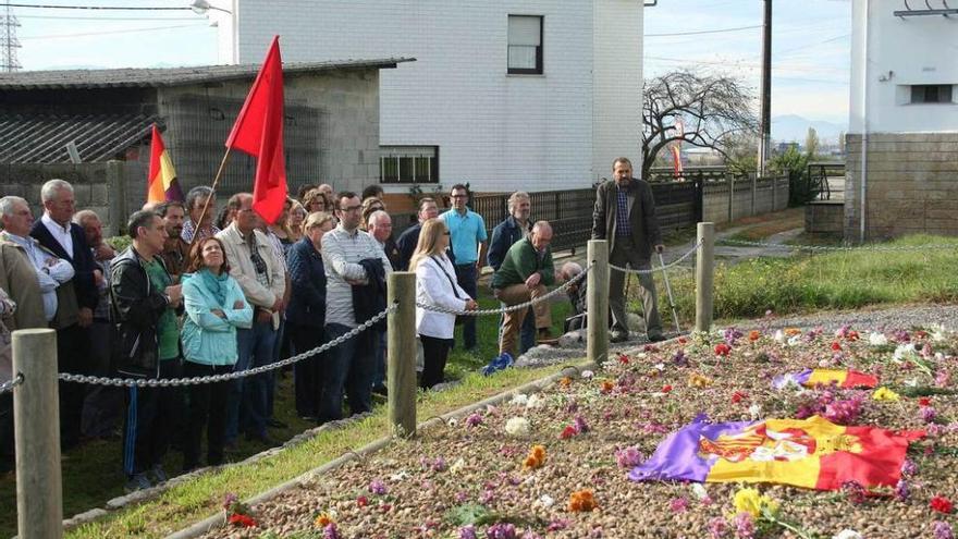 Asistentes al homenaje a las víctimas en la fosa de San Miguel, ayer. franco torre