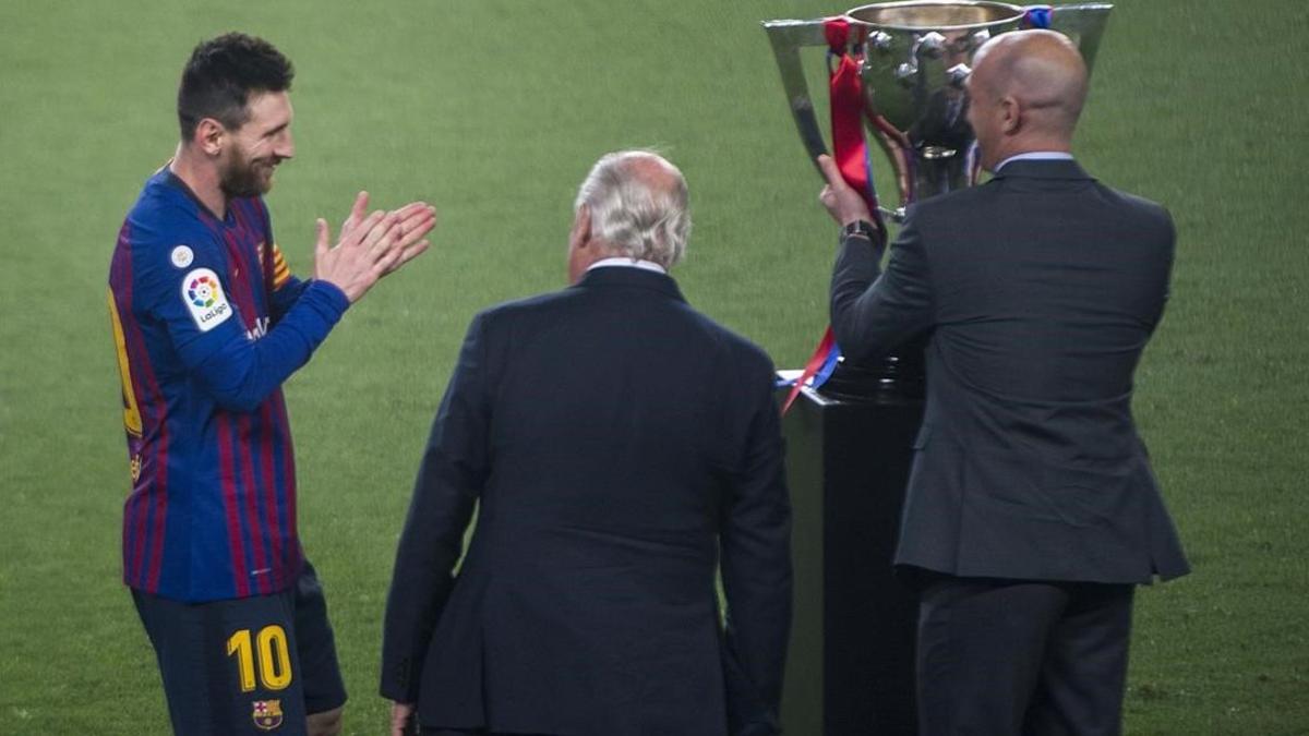 Messi se frota las manos antes de recibir el trofeo de la liga de manos del presidente Rubiales tras conquistar una nueva  liga con el Barca  tras vencer durante el partido de