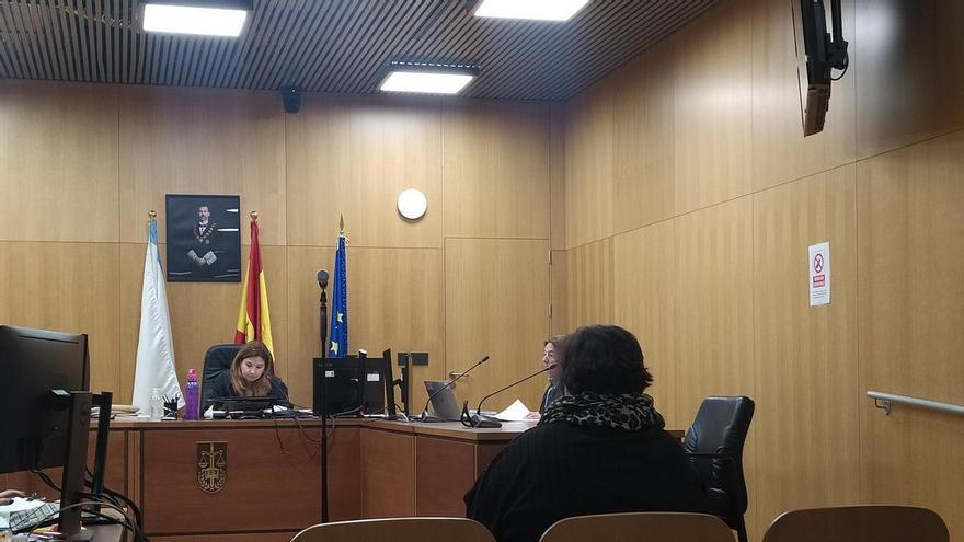 Acusan a una mujer de hacerse pasar por policía y fiscal para obligar a otra a trabajar, gratis, más de un año en su casa en Ourense