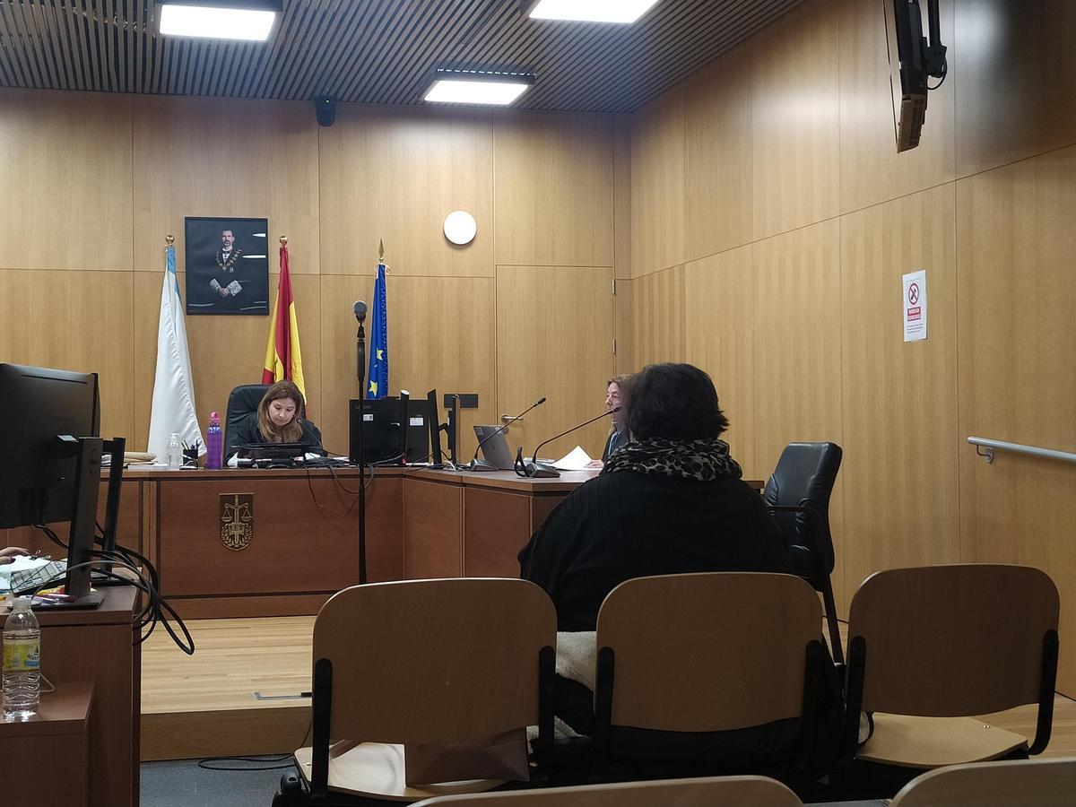 La acusada en el banquillo del Penal 2 de Ourense