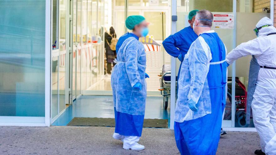 Trabajadores, con equipos de protección, en un hospital de la provincia