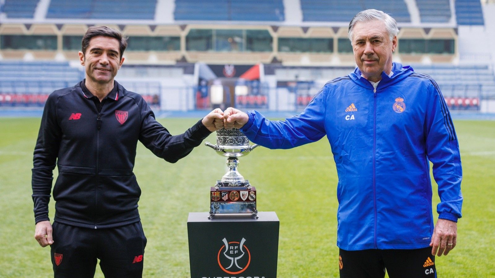 Marcelino García y Carlo Ancelotti posan con la Supercopa, este sábado.