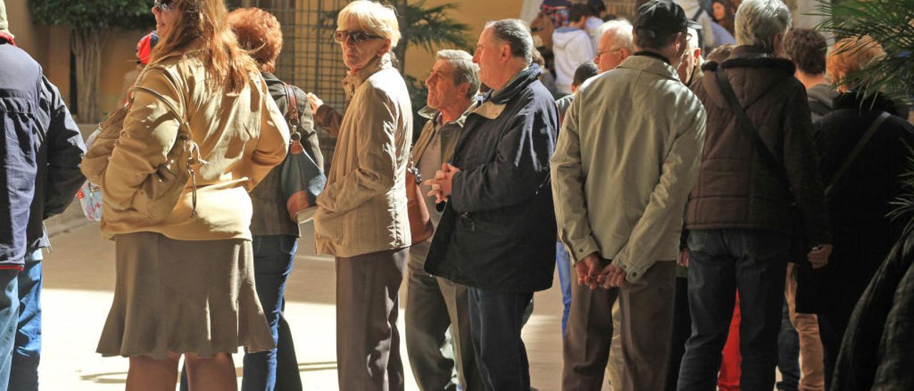 Visita cultural de turistas al Palau Ducal de Gandia.