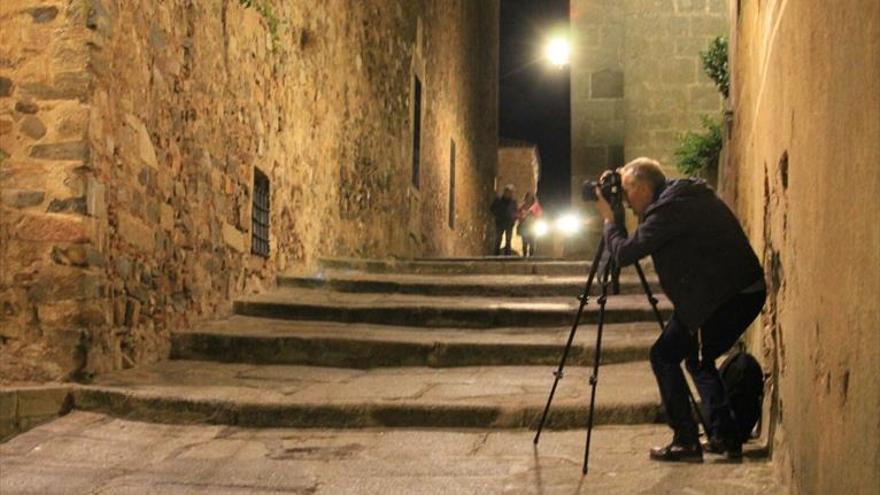 La noche cacereña, ante los focos