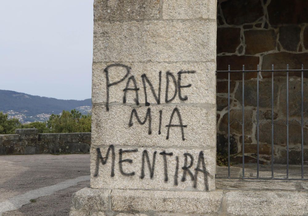 “Pademia mentira” y “farsa sanitaria” son algunas de las frases que pueden leerse en las paredes. // Alba Villar