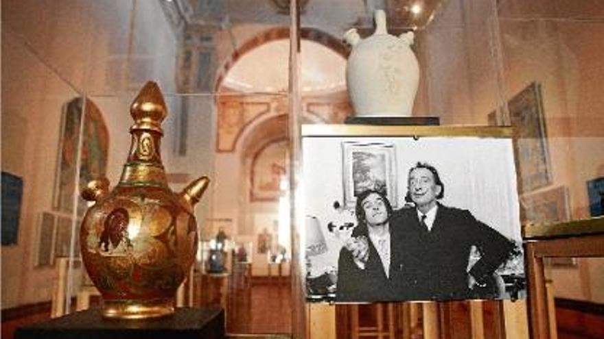 La peça decorada per Salvador Dalí i una imatge del pintor amb el col·leccionista presideixen la mostra.