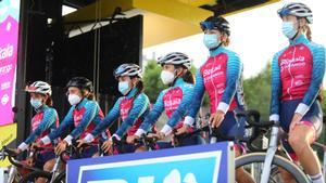Las ciclistas del Bizkaia-Durango en la salida de una crono