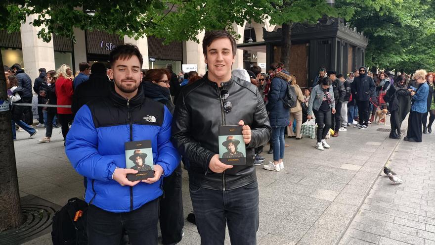 Nueve horas de espera para conseguir la firma de Bunbury en el Día del Libro de Zaragoza