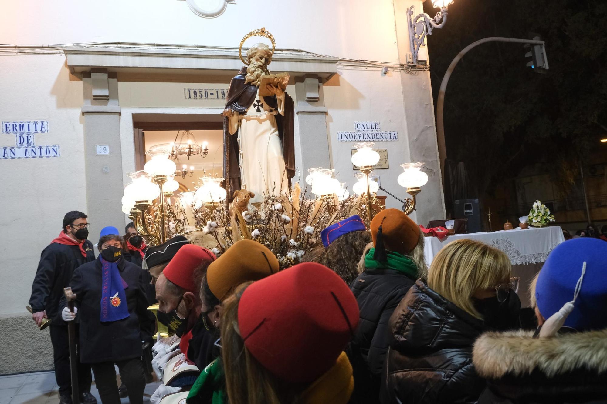 Los eldenses festejan a San Antón, patrón de los Moros y Cristianos, con las típicas vueltas a la hoguera, la bendición de animales, las tradicionales danzas y el reparto del pan