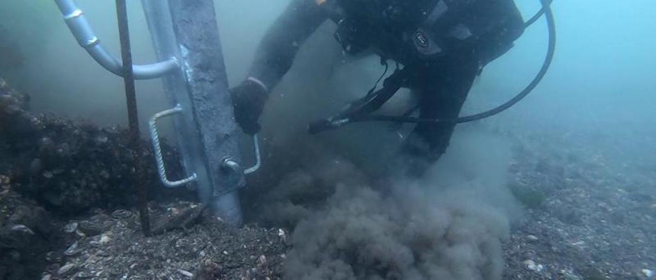 Una de las inmersiones de los arqueólogos en Punta Fradiño, al norte de la isla de Cortegada. Es una zona de importantes corrientes marinas