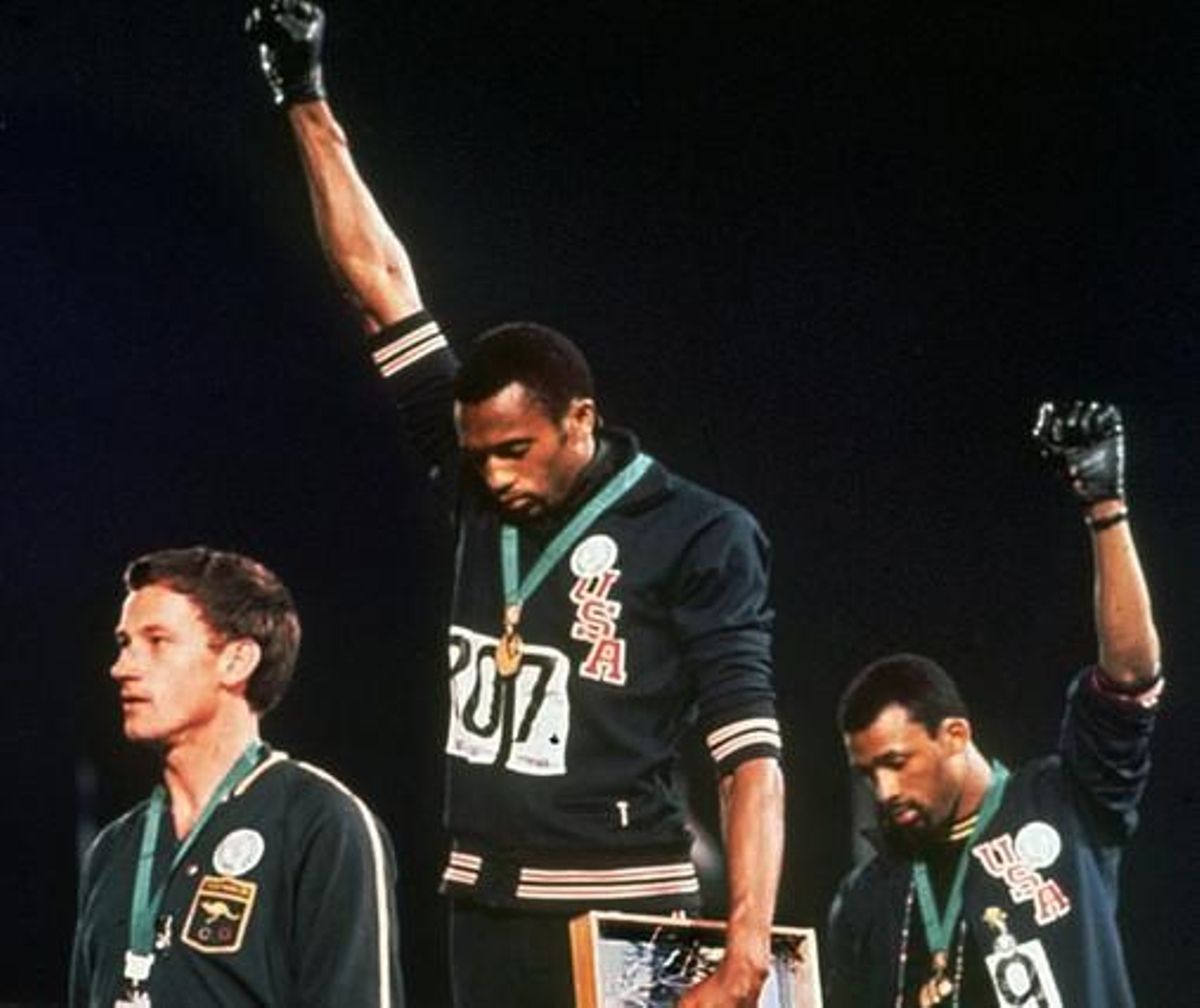 L’atleta Tommie Smith, al centre, va ser medalla d’or dels 200 metres llisos als Jocs Olímpics de Mèxic del 1968. A la seva esquerra, Peter Norman, medalla de plata, i a la seva dreta, John Carlos, de bronze. La imatge de Smith i Carlos amb el puny alçat, com a símbol contra la discriminació racial, es va convertir en una icona mundial.