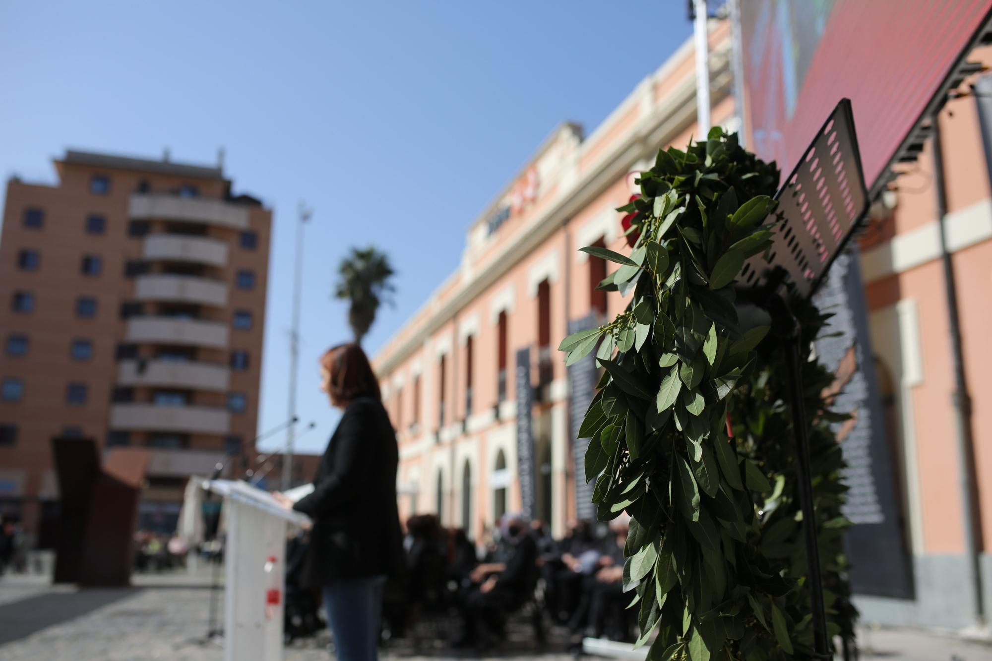 Xàtiva recuerda a las víctimas del bombardeo en la estación de 1939