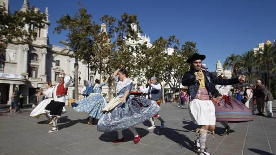 Turismo organiza danzas en zonas emblemáticas de la ciudad