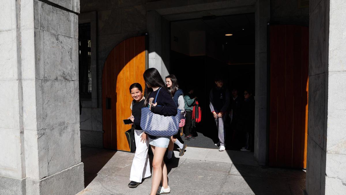 Alumnos saliendo del conservatorio en una imagen de archivo.