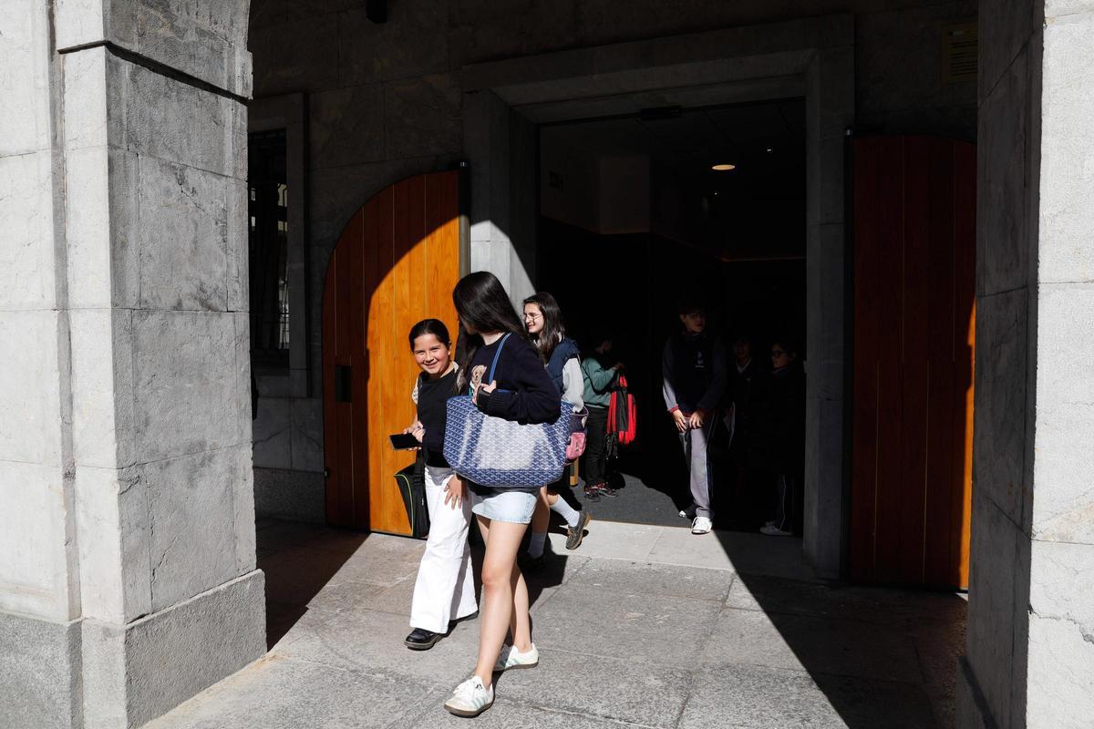 Los primeros alumnos del Conservatorio en la sede de la Ferrería, este martes.