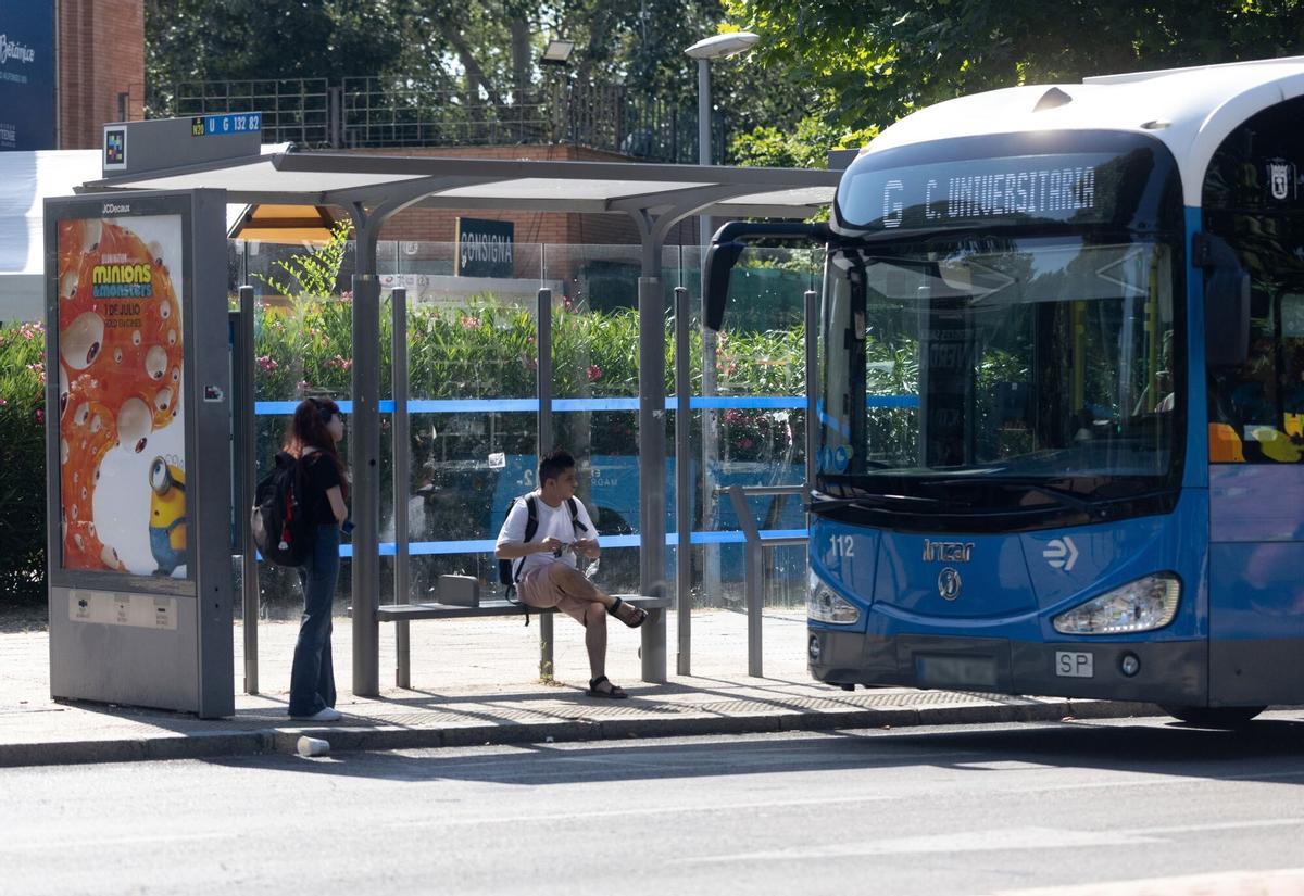 30/06/2026 El autobús G de Ciudad Universitaria, a 30 de junio de 2026, en Madrid (España). Las seis líneas universitarias madrileñas reducen sus frecuencias y horarios por el descenso de uso en el periodo estival por las vacaciones del estudiantado. Se prevé retomar el horario habitual de forma progresiva en septiembre coincidiendo con el comienzo de las clases en los campus universitarios. POLITICA Eduardo Parra - Europa Press