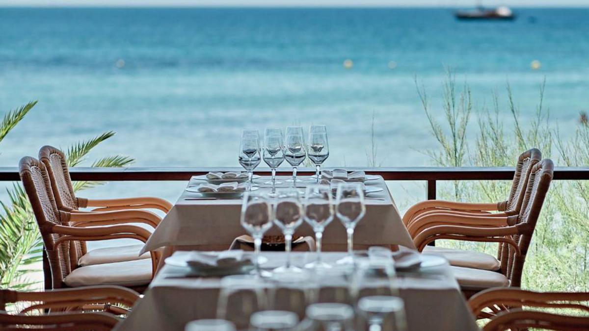 esencia de verano en la playa de ses salines | MALIBÚ BEACH CLUB IBIZA