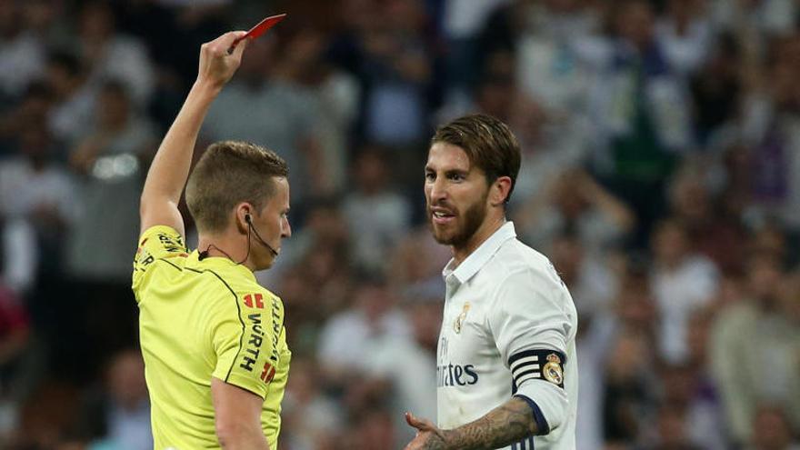 Undiano mostra la tarjeta vermella a Sergio Ramos