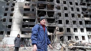 Un hombre ante un edificio destruido por los bombardeos, este jueves en Mariúpol.