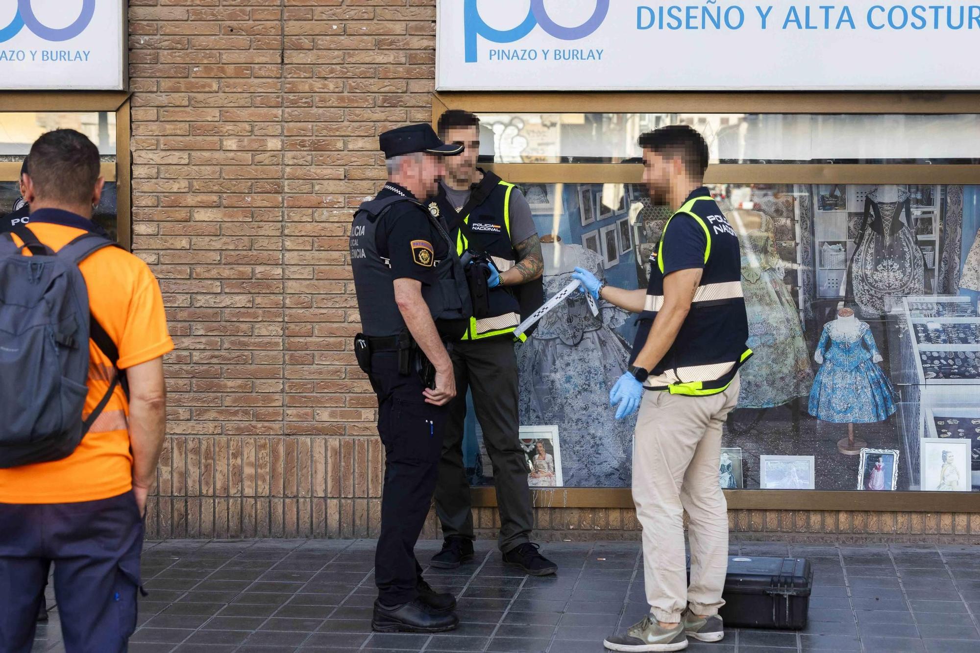 La Policía Local desarma de un tiro a un presunto atracador en la calle Guillem Sorolla de València