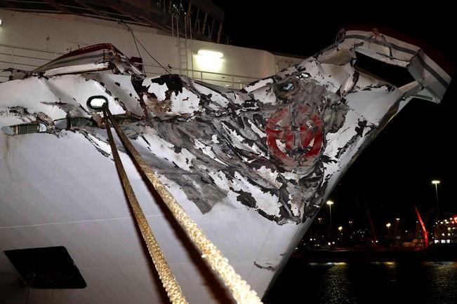 UN FERRY SE ESTRELLA EN EL MUELLE DE LAS PALMAS ...