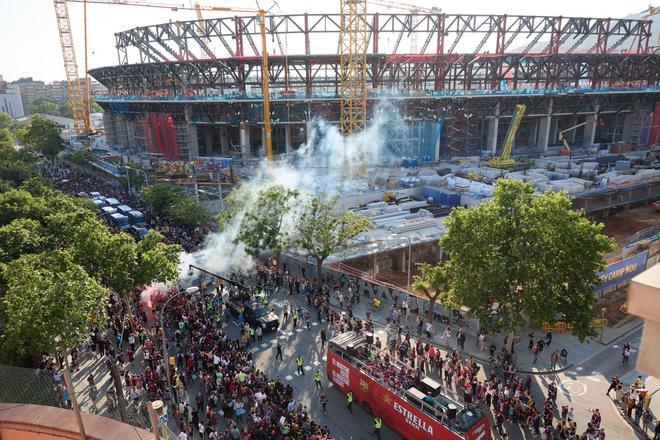 ¡De locos! Las mejores imágenes de una ciudad entregada al Barça