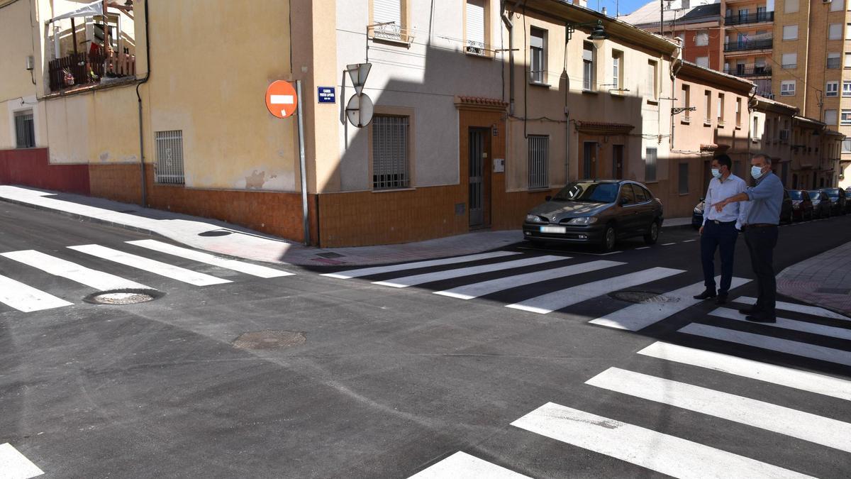 El alcalde y el concejal de Obras en las calles renovadas