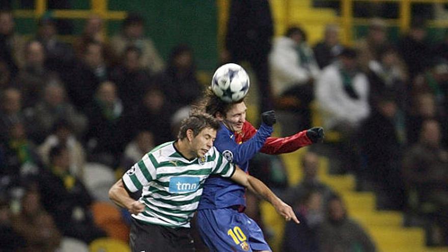Leo Messi, una de les figures del partit d&#039;ahir, pugna una pilota alta amb el local Grimi en una acció del partit d&#039;anit a Lisboa. L&#039;argentí va tornar a l&#039;equip de Pep Guardiola donant el primer gol a Henry i fent el tercer en una acció de murri.