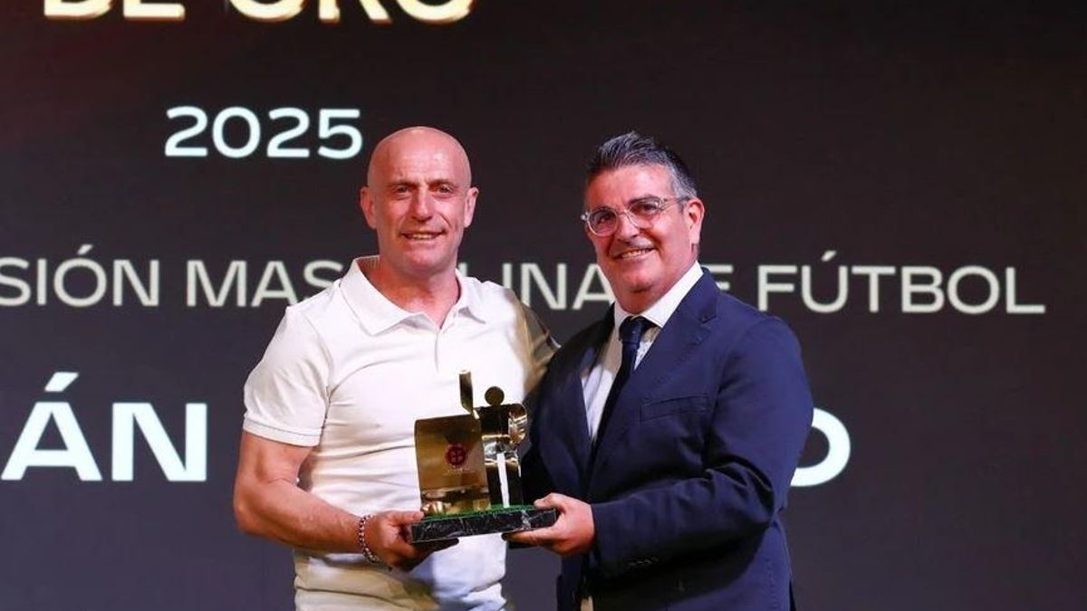 Julián Calero recibe el premio al 'Banquillo de Oro'
