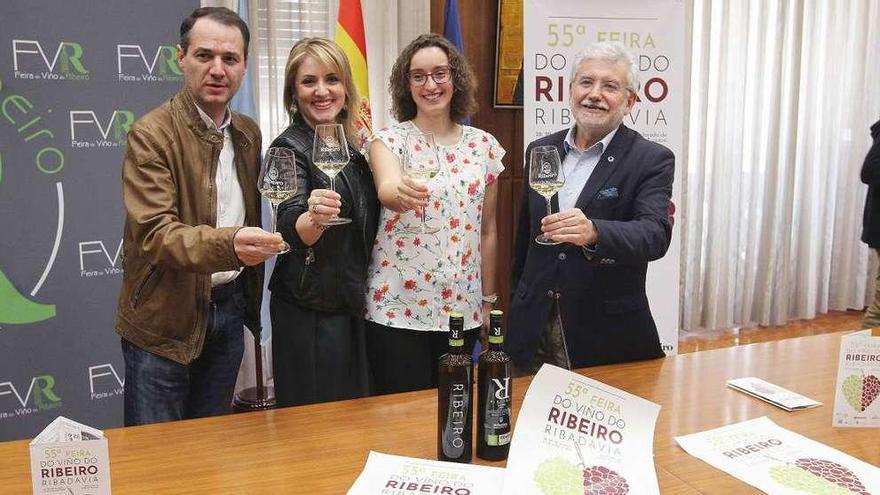 Brindis en la presentación de la LV Feira do Viño de Ribadavia. // I. Osorio