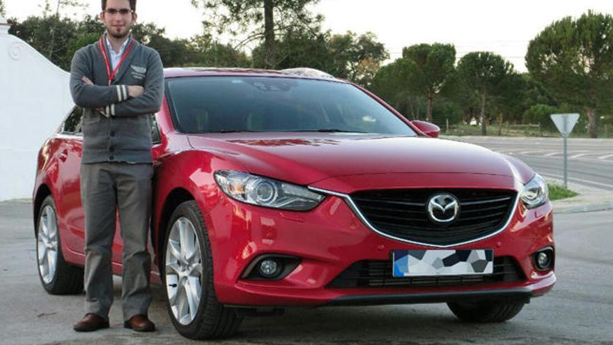 Diego García Moreira, con uno de los coches que ha testado.