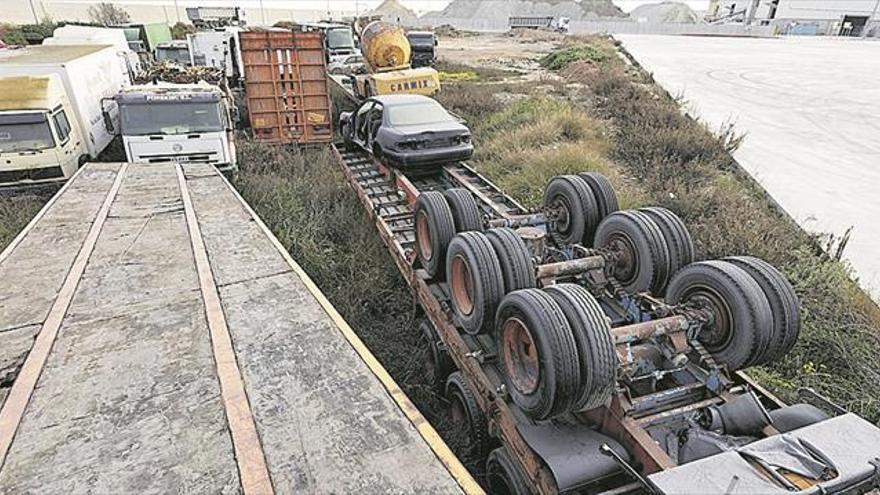 La Autoridad Portuaria retirará casi 50 vehículos abandonados