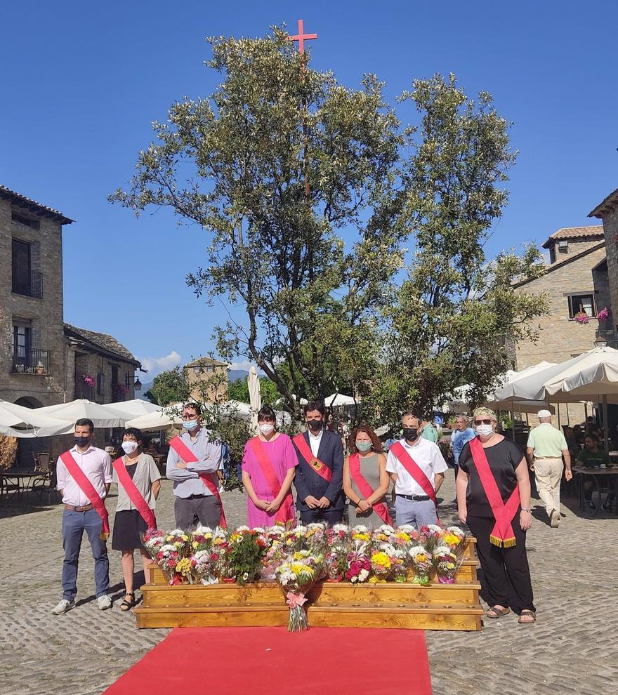 Ofrenda en el árbol del Sobrarbe.