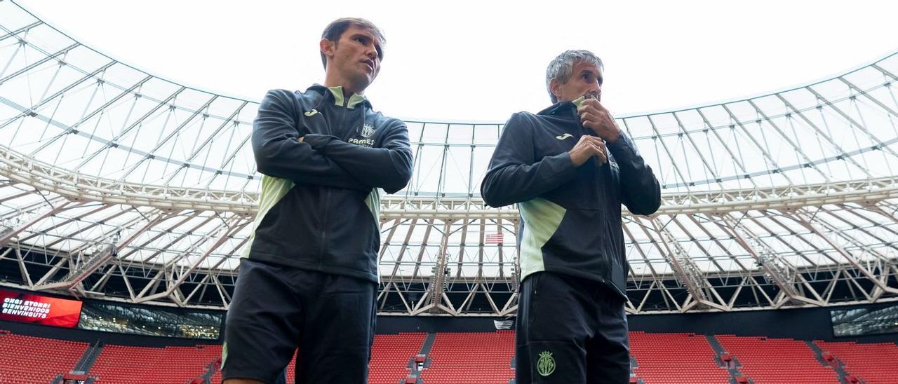 El segundo entrenador del Villarreal CF, Ramiro Amarelle, a la izquierda, junto a Quique Setién en San Mamés.