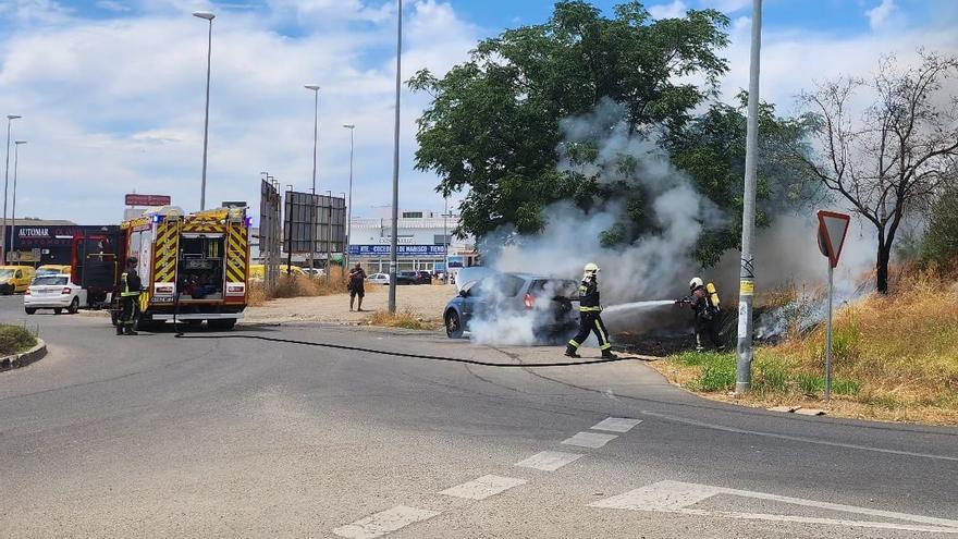 Los bomberos de Córdoba sofocan el incendio de un vehículo en una rotonda de La Torrecilla