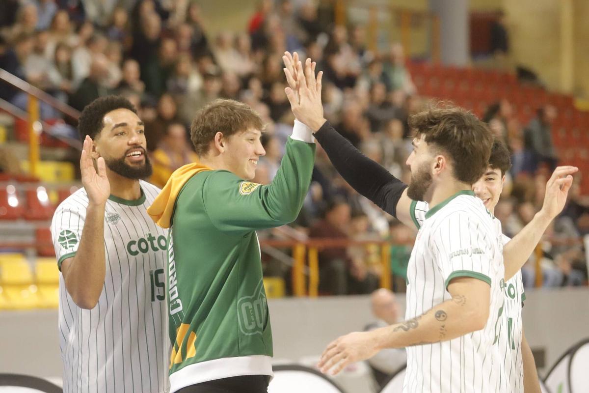 Matute, entre Kevin Schutte, Fernando Bello y Alejandro Orozco, en el duelo contra el Morón.