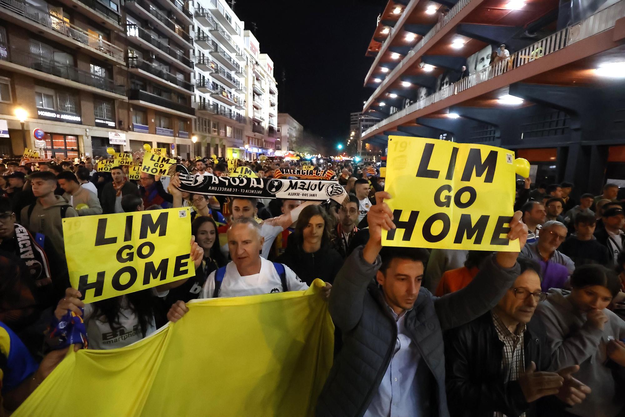La afición del Valencia vuelve a manifestarse contra Lim