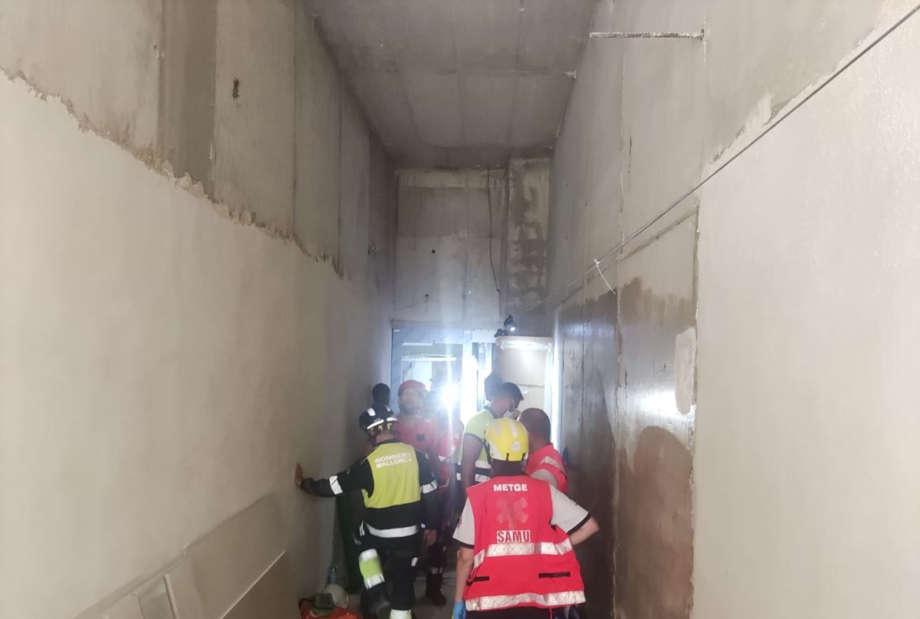 Tres trabajadores heridos al desplomarse un ascensor en una finca en obras en Costa den Blanes, en Calvià