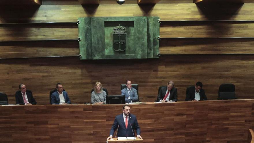 El hemiciclo de la Junta General,  durante una intervención de Adrián Barbón.