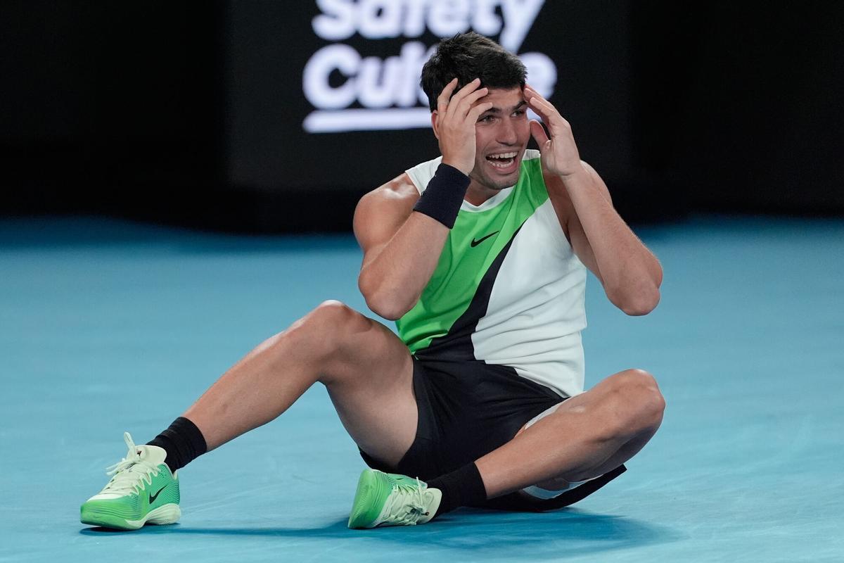 El tenista español Carlos Alcaraz celebra su victoria contra Djokovic en la final del Open de Australia,  lo que le convierte en el jugador más joven en ganar los cuatro Grand Slams.Carlos Alcaraz of Spain celebrates after defeating Novak Djokovic of Serbia in the men's singles final at the Australian Open tennis championship in Melbourne, Australia, Sunday, Feb. 1, 2026. (AP Photo/Asanka Brendon Ratnayake)