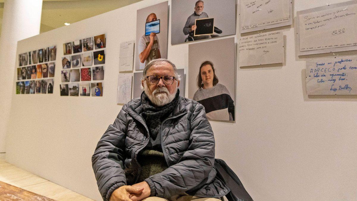 Antonio Casal, partícipe de la exposición en el Gaiás, ante varios retratos de Fuco Reyes.