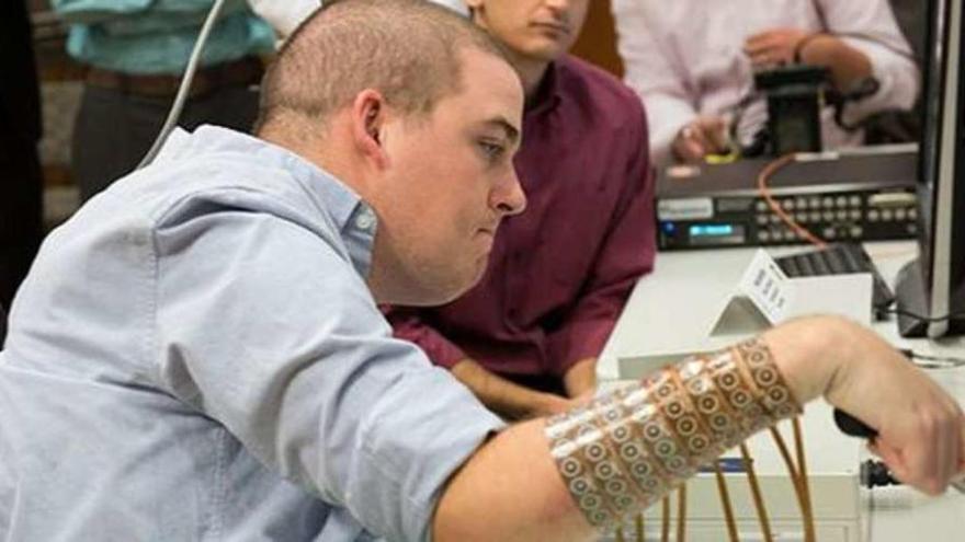 Ian Burkhart agarra un objeto con su mano derecha.  // Ohio State University / Battelle