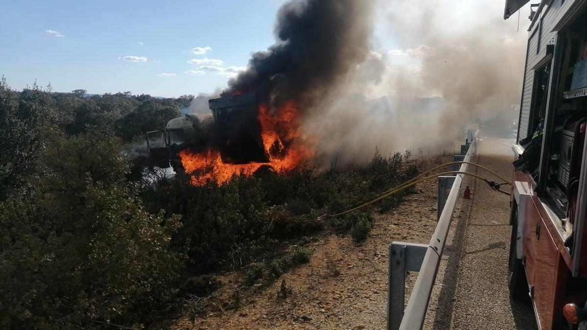 Imagen del camión ardiendo.