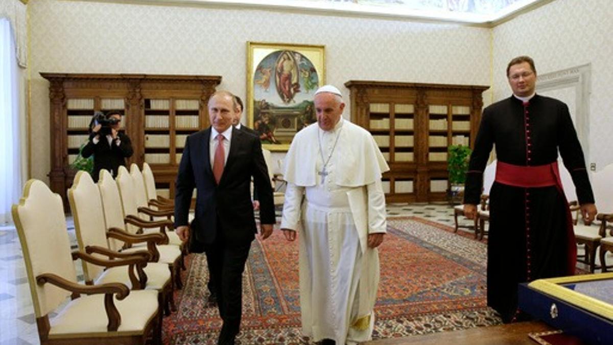 El papa Francisco camina junto a Vladímir Putin en una audiencia de 2015. El Pontífice luego criticó la guerra.