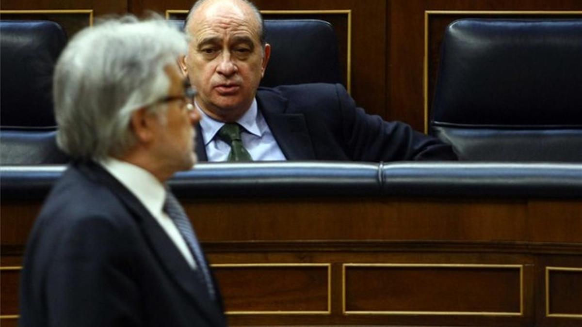 El ministro del Interior, Jorge Fernández Díaz, y el diputado de CiU Josep Sánchez Llibre, ayer en el Congreso de los Diputados.