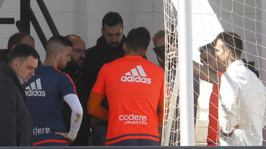 Negredo, Alcácer y Jaume, con la Curva Nord