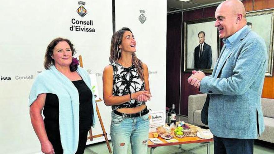 Entrega de las cestas, ayer en el Consell de Eivissa. | CIE