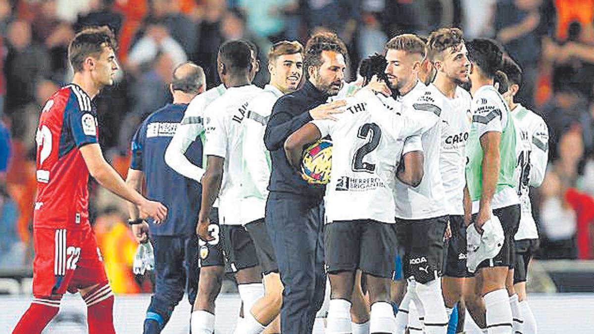 Baraja, felicitando a sus jugadores tras la victoria ante Osasuna