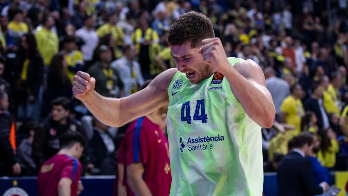 Parra celebra un punto durante el partido